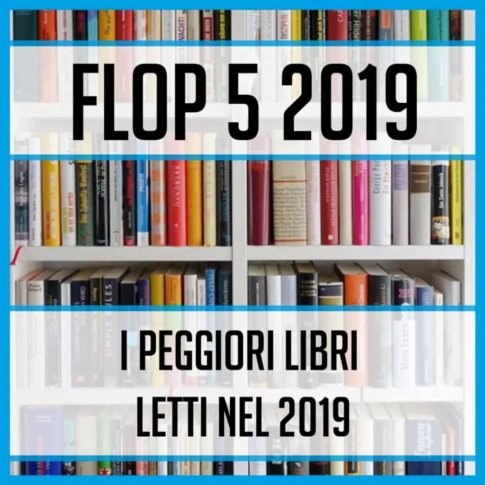 Una libreria piena di libri assortiti espone il testo in grassetto Flop 5 2019 e I Peggiori Libri Letti Nel 2019 elegantemente incorniciati da linee orizzontali blu. - Arte della Lettura