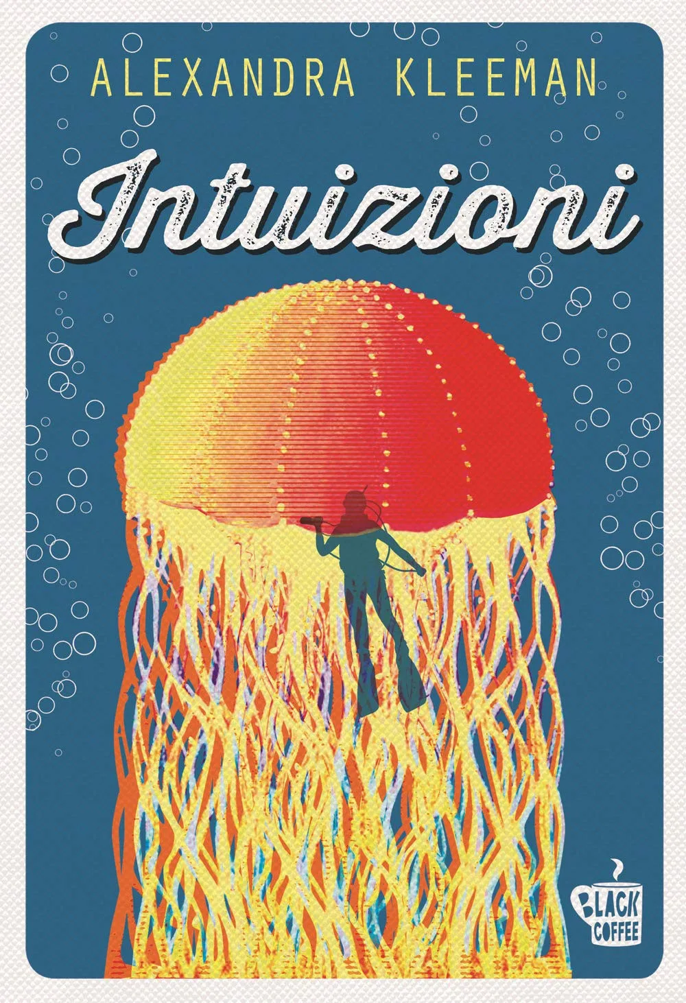 Copertina del libro 'Intuizioni' di Alexandra Kleeman con una medusa colorata e una figura subacquea, design accattivante.
