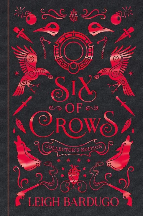 Copertina del libro 'Six of Crows' di Leigh Bardugo, edizione da collezione con design rosso e nero, raffigurante corvi e simboli.