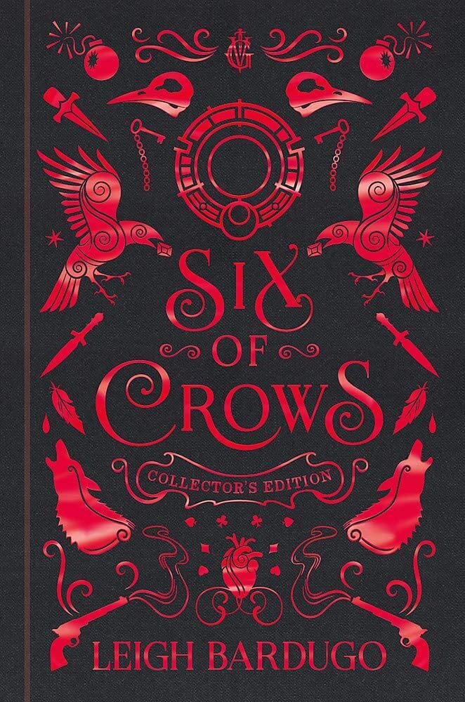 Copertina del libro 'Six of Crows' di Leigh Bardugo, edizione da collezione con design rosso e nero, raffigurante corvi e simboli.