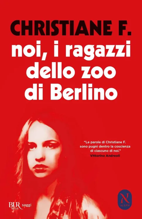 Copertina del libro 'Noi, i ragazzi dello zoo di Berlino' di Christiane F., con un'immagine di una giovane donna e testo rosso su sfondo bianco.